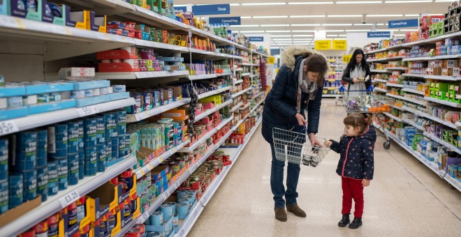 Una madre y su hija haciendo la compra en un supermercado de Londres. | Reuters