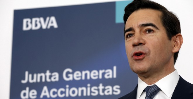 El presidente del BBVA, Carlos Torres, interviene ante de la junta ordinaria de accionistas este viernes en Bilbao | EFE/ Luis Tejido