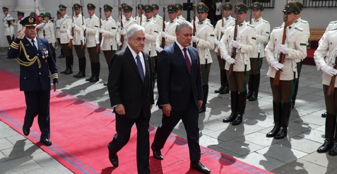 El presidente de Chile, Sebastián Piñera, y su homólogo de Colombia, Iván Duque, a su llegada al Palacio de La Moneda en Santiago (Chile). - EFE