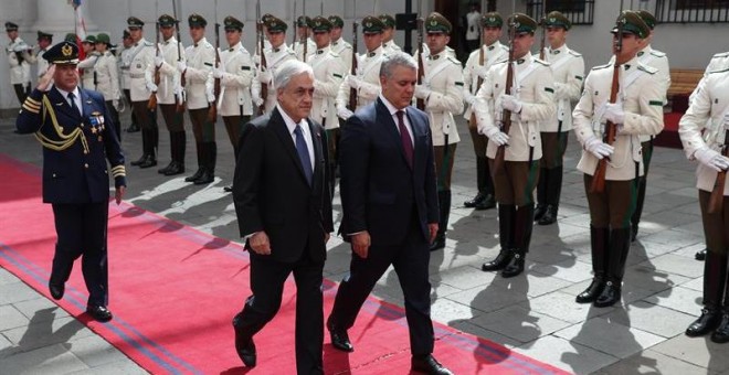 El presidente de Chile, Sebastián Piñera, y su homólogo de Colombia, Iván Duque, a su llegada al Palacio de La Moneda en Santiago (Chile). - EFE