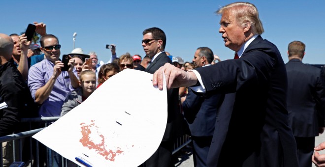 22/03/2019 - El presidente estadounidense Donald Trump con dos mapas de Siria que 'representan el tamaño del Estado Islámico'. / REUTERS - KEVIN LAMARQUE