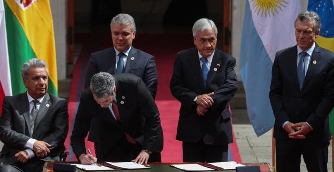 El presidente de Ecuador, Lenin Moreno (i); el presidente de Paraguay, Mario Abdo Benítez (c-i, abajo), el presidente de Colombia, Iván Duque (2i); el presidente de Chile, Sebastián Piñera (2d); el presidente de Argentina, Mauricio Macri (d), firman este