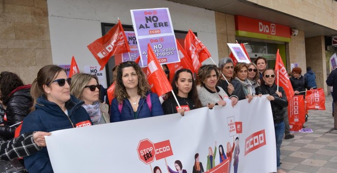 Manifestción de trabajadores contra el ERE en Dia, frente a uno de sus supermercados en Albacete. E.P.