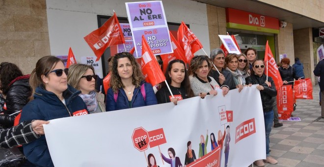 Manifestción de trabajadores contra el ERE en Dia, frente a uno de sus supermercados en Albacete. E.P.