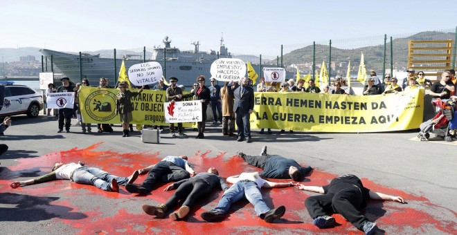 Colectivos antimilitaristas se manifiestan ante el portaviones 'Juan Carlos I'.- EFE/Luis Tejido