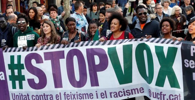 -La manifestación con el lema 'Stop Vox' y contra el racismo ha comenzado este sábado, pasadas las 17.30 horas, en el Passeig de Gràcia de Barcelona con la participación de representantes de diversas entidades y de fuerzas políticas como JxCat, ERC, comun