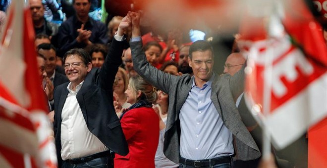 El presidente del Gobierno y secretario general del PSOE, Pedro Sánchez (d), junto al líder del PSPV-PSOE y presidente de la Generalitat Valenciana, Ximo Puig (i), en un acto político del PSOE en Alicante. /EFE