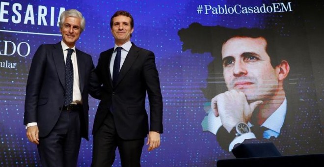 El presidente del PP, Pablo Casado (d), junto a Adolfo Suárez Illana, durante su intervención en el espacio de foros 'La España necesaria', que organiza el diario El Mundo. /EFE