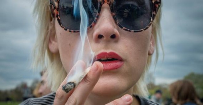 Mujer fumando marihuana durante el 420 Pro Cannabis Rally en el Hyde Park de Londres. / Velar Grant/ZUMA Press