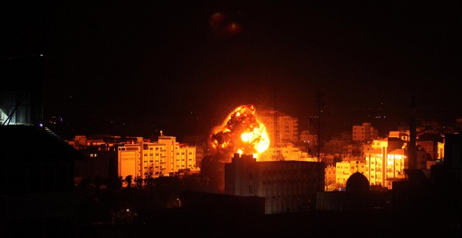 25/03/2019 - Llamas y humo durante un ataque aéreo israelí en Gaza. / REUTERS