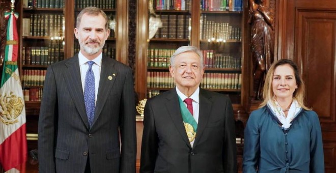 Felipe VI y el presidente mexicano López Obrador junto a su esposa Beatriz Gutiérrez en México. / EFE