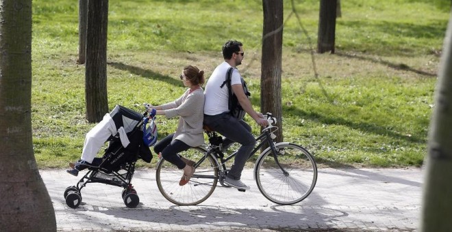 Más de 563.000 contribuyentes han recibido la devolución del IRPF por maternidad y paternidad. EFE