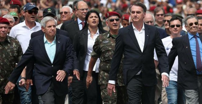 El presidente de Brasil, Jair Bolsonaro, durante una marcha de conmemoración militar. | Reuters