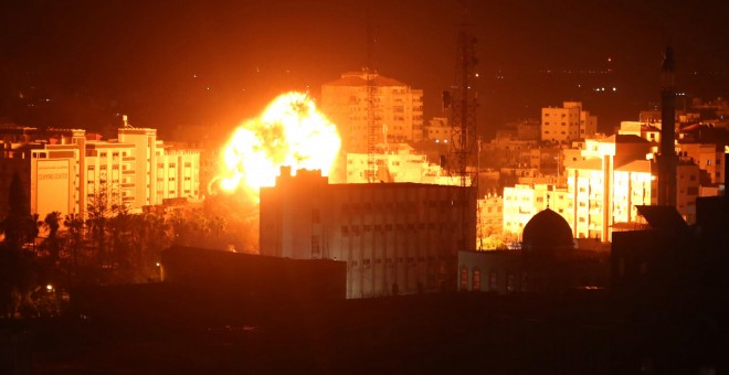 Una bola de fuego ondea sobre los edificios en la ciudad de Gaza durante los ataques israelíes reportados el 25 de marzo de 2019 | AFP/ Majdi Fathi