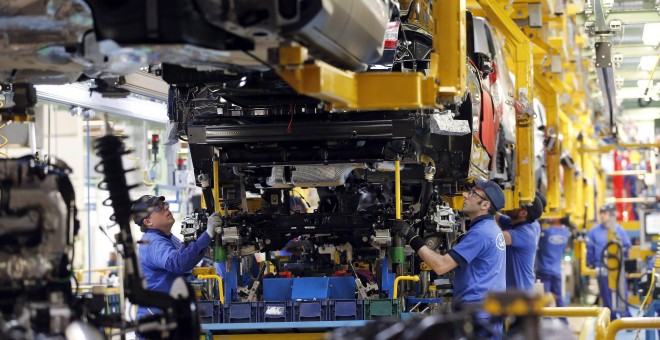 Trabajadores en una fábrica de automóviles. EFE