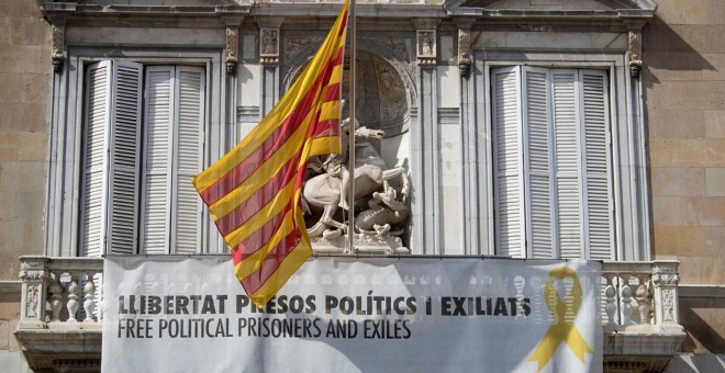 Lazo amarillo en la fachada del Palau de la Generalitat de Catalunya | EFE
