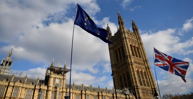 Las banderas del Reino Unido y la Unión Europea ondean a las puertas del Parlamento en Westminster durante una protesta en el centro de Londres (Reino Unido). EFE/NEIL HALL