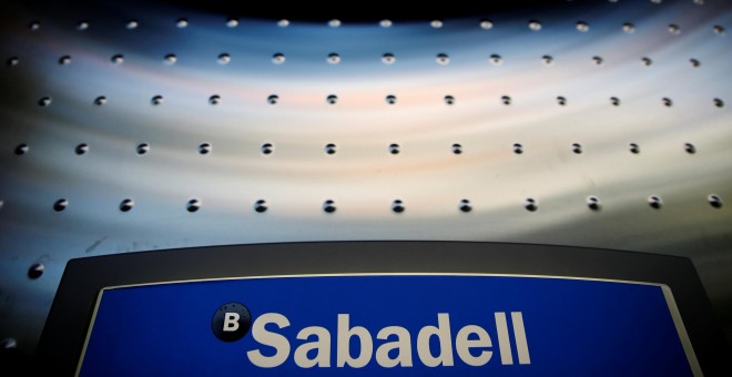 El logo del Baco Sabadell en uno de sus cajeros automáticos en una sucursal en Madrid. REUTERS/Susana Vera