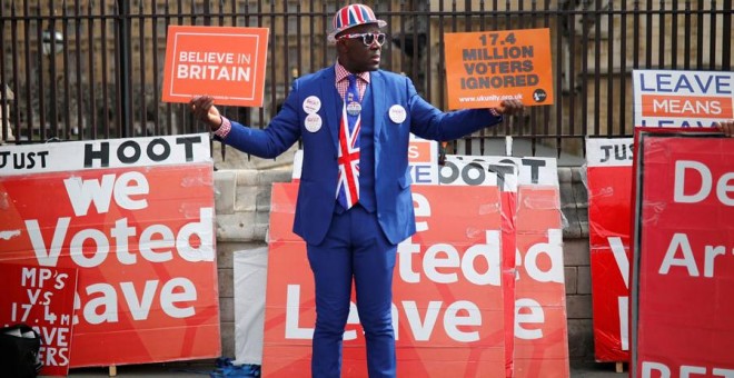 Un manifestante probrexit, en las afueras del Parlamento británico este jueves. REUTERS/Alkis Konstantinidis