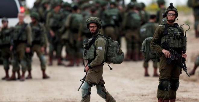Un pelotón de soldados israelíes se prepara para salir a patrullar en la frontera entre Israel y Gaza. Foto: Atef Safadi / EFE
