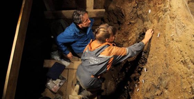 Paleóntologos excavando en el yacimiento de Denísova./ SB RAS