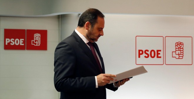 El secretario de Organización del PSOE, José Luis Ábalos, durante la rueda de prensa sobre actualidad política que ha ofrecido en la sede del partido, en la calle Ferraz. EFE/ Ballesteros