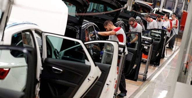 Trabajadores en una fábrica de coches. / REUTERS