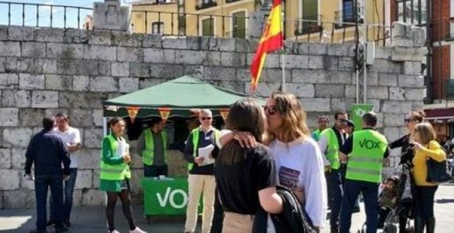 Una pareja de lesbianas planta cara a Vox en Valladolid y convierte su beso en un símbolo contra la homofobia