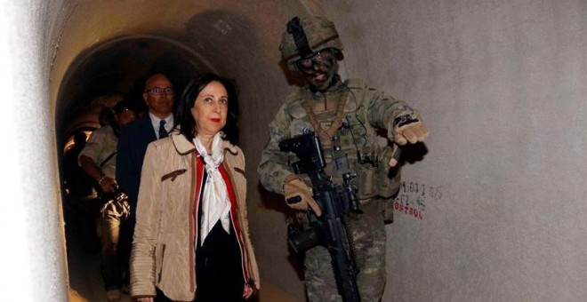 La ministra de Defensa, Margarita Robles, acompañada de un legionario, durante una visita a la base 'Álvarez de Sotomayor' en Viator (Almería). - EFE/ Ricardo García.