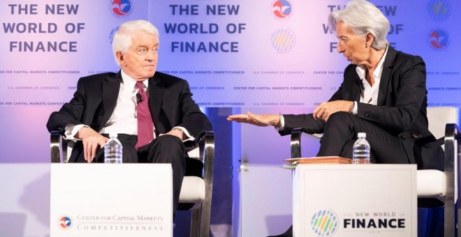 La directora gerente del Fondo Monetario Internacional (FMI), Christine Lagarde (d), y el presidente de la Cámara de Comercio de Estados Unidos, Tom Donohue (i), durante una conferencia celebrada en Washington. EFE/ Stephen Jaffe