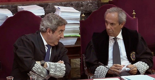 Los fiscales Javier Zaragoza (i) y Jaime Moreno (d) durante la sesión de este martes del juicio del 'procés''. | EFE