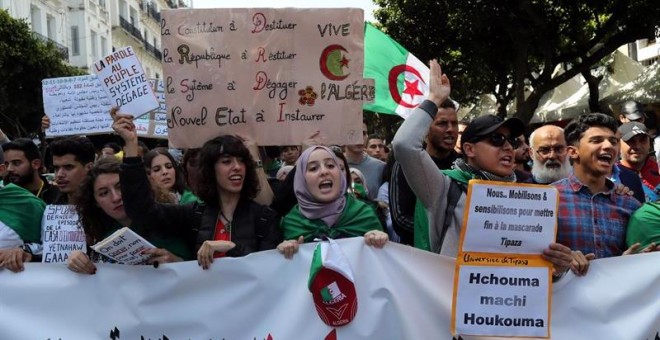 Estudiantes argelinos, durante una protesta en Argel. - EFE