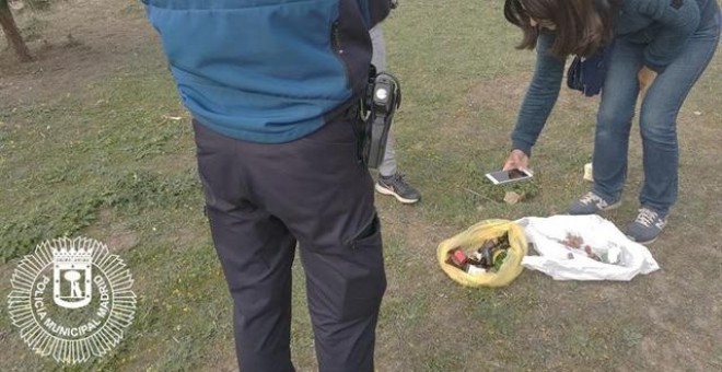 Hallan salchichas con alfileres y cristales repartidas por un parque de Barajas. Policía Municipal de Madrid