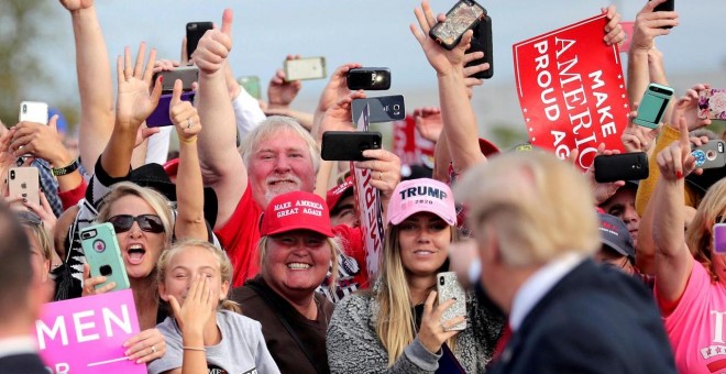 Seguidores de Donald Trump aplauden y saludan al presidente estadounidense, a su llegada a la localidad de Macon, en el estado de Georgia. REUTERS/Jonathan Ernst