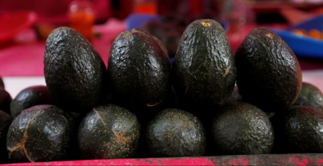 Varias piezas de aguacate en un mercadillo de Ciudad de México. - REUTERS