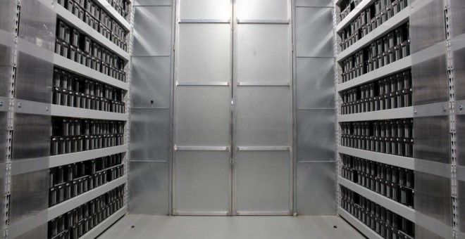 Interior de una 'mina' de bitcoin de la compañía china Bitmain, en la localidad islandesa de Keflavik. REUTERS/Jemima Kelly