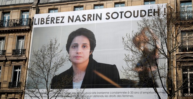 Nasrin Sotoudeh, en un cartel en el centro dee París. | REUTERS