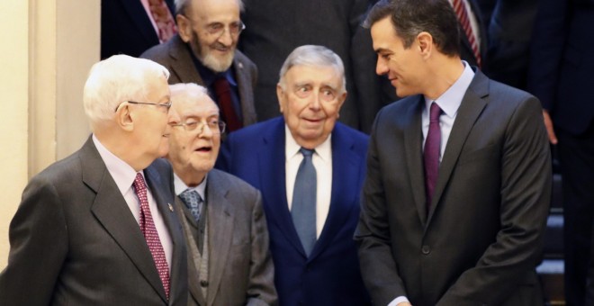 El presidente del Gobierno, Pedro Sánchez, y los académicos Víctor García de la Concha (i) y Luis María Ansón (2d) , durante la visita a la sede de la RAE. EFE/Javier Lizón.