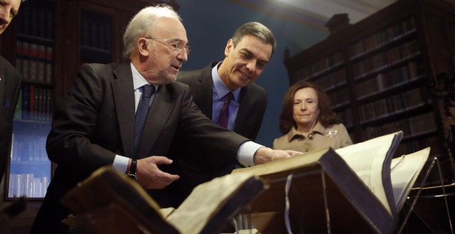 El presidente del Gobierno, Pedro Sánchez, y el presidente de la Real Academia Española Santiago Muñoz Machado (i), durante la visita a la sede de la RAE. EFE/Javier Lizón