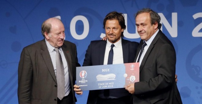 El exjugador de fútbol francés Daniel Bravo(centro), en una imagen de archivo. / AFP