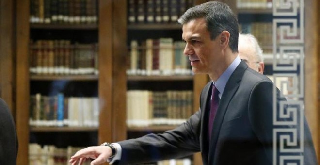 El presidente del Gobierno, Pedro Sánchez, durante una visita a la sede de la RAE. - EFE