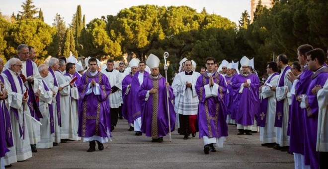 El presidente de la Conferencia Episcopal española, cardenal Ricardo Blázquez (c), durante la peregrinación al Santuario del Sagrado Corazón en Getafe. /EFE