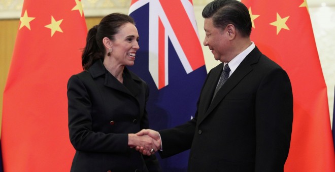 La primera ministra de Nueva Zelanda, Jacinda Ardern, estrecha la mano al presidente de China, Xi Jinping. /REUTERS