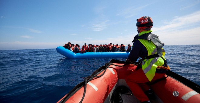 Un bote de rescate de la organización benéfica alemana Sea-Eye se acerca a los migrantes en el mar Mediterráneo./ REUTERS