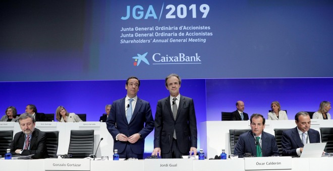 El presidente de CaixaBank, Jordi Gual, acompañado por el consejero delegado, Gonzalo Cortázar, al inicio de la junta general ordinaria de accionistas en Valencia. EFE/ Kai Försterling