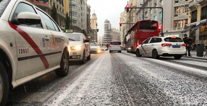 Imagen de la tormenta de granizo en la Gran Vía madrileña. | P.R- Público