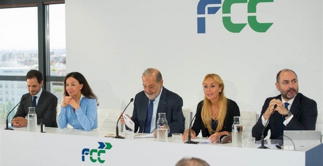 El mexicano Carlos Slim, entre Esther Koplowitz y su hija y presidenta de FCC, Alicia Alcocer Koplowitz, presidenta de FCC, en la presentación del plan estratégico de la constructora. E.P.