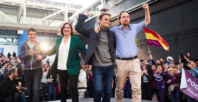 Lucía Martín, Ada Colau, Jaume Asens i Pablo Iglesias al míting de l'Hospitalet. EFE / ALEJANDRO GARCÍA