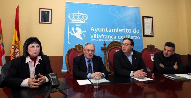 El presidente de la AECL, Ángel Basanta (2i), junto a Jose Manuel Pereira (2d), alcalde de Villafranca, han anunciado el fallo del jurado de los Premios de la Crítica 2018 con los que han sido galardonados el novelista Antonio Soler por 'Sur' y la poeta R