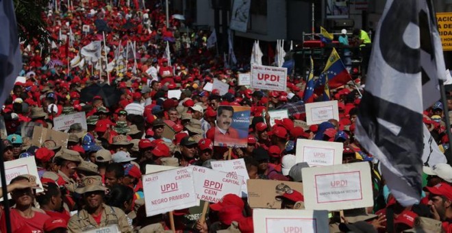 Miles de personas marchan en apoyo al presidente de Venezuela, Nicolás Maduro, este sábado, en Caracas (Venezuela). EFE/ Rayner Peña